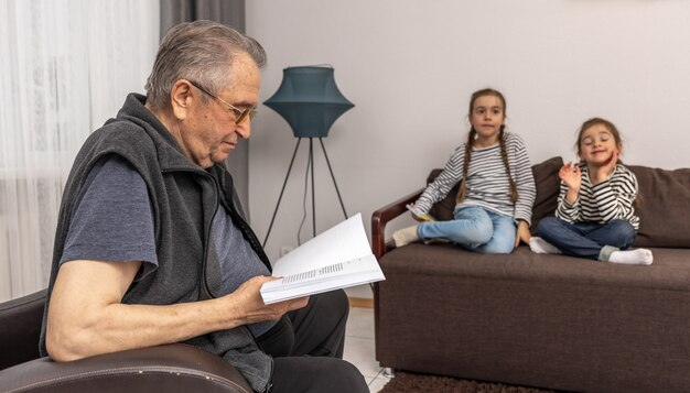Взрослые дети презирают пожилых родителей психология почему